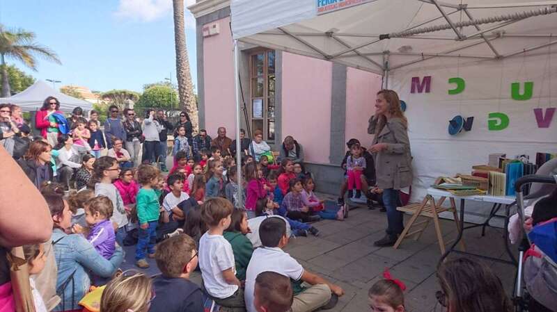 Sesiones de cuentacuentos para el público infantil, ayer por la tarde (Foto TA)